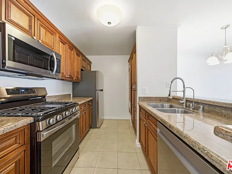 909 N Croft Ave #305 — Photo 4