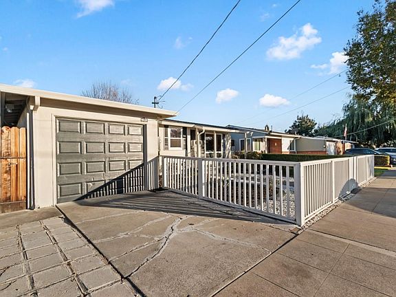 3rd image of 26126 Hickory Ave