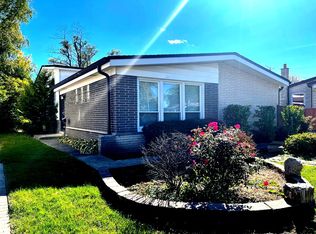 9831 N Robin Rd, Niles, IL 60714