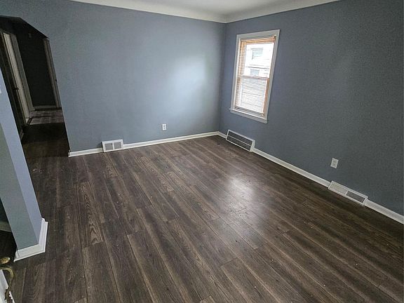 4th image of 7683 Greenview Ave