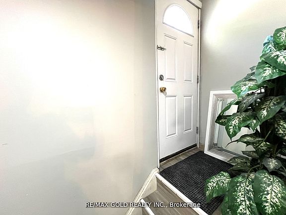 3rd image of 156 Mooregate Cres