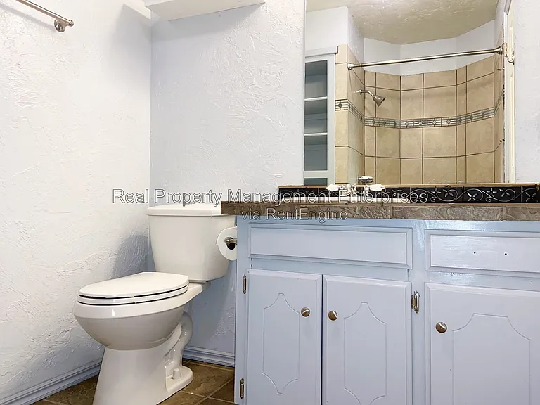204 W 10th St — Photo 26