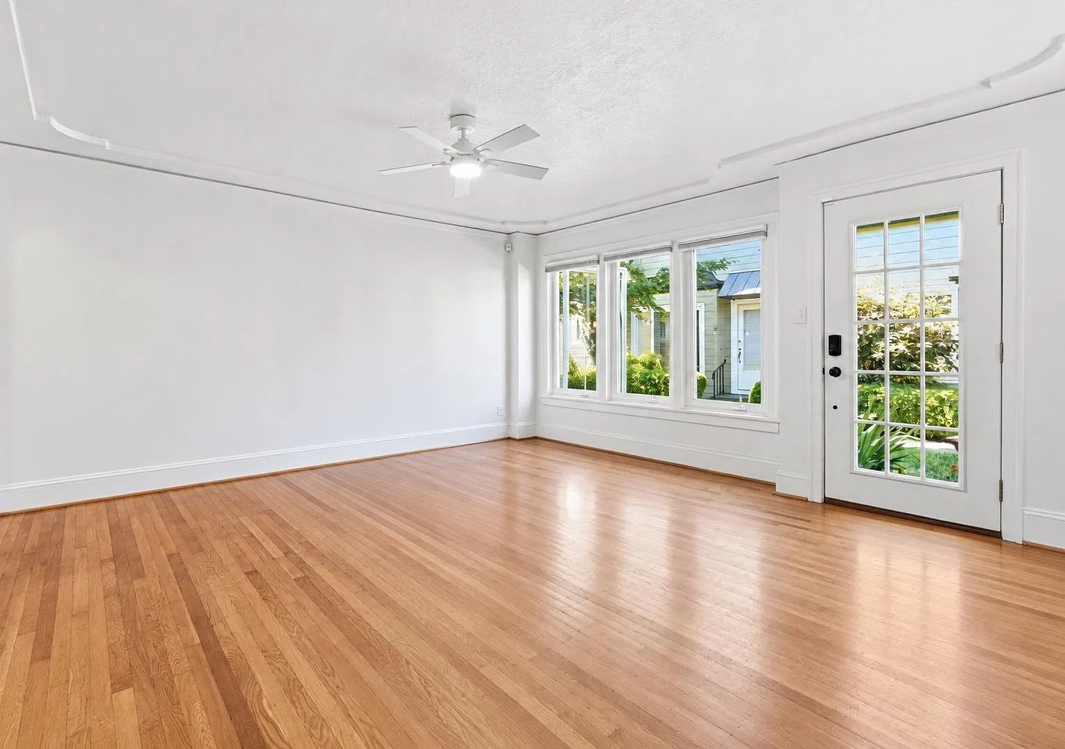 Spacious 1 Bedroom Condo with Hardwood Floors, Modern Kitchen & Finished Basement — Photo 4
