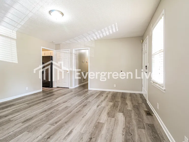 113 Court Dr — Photo 7