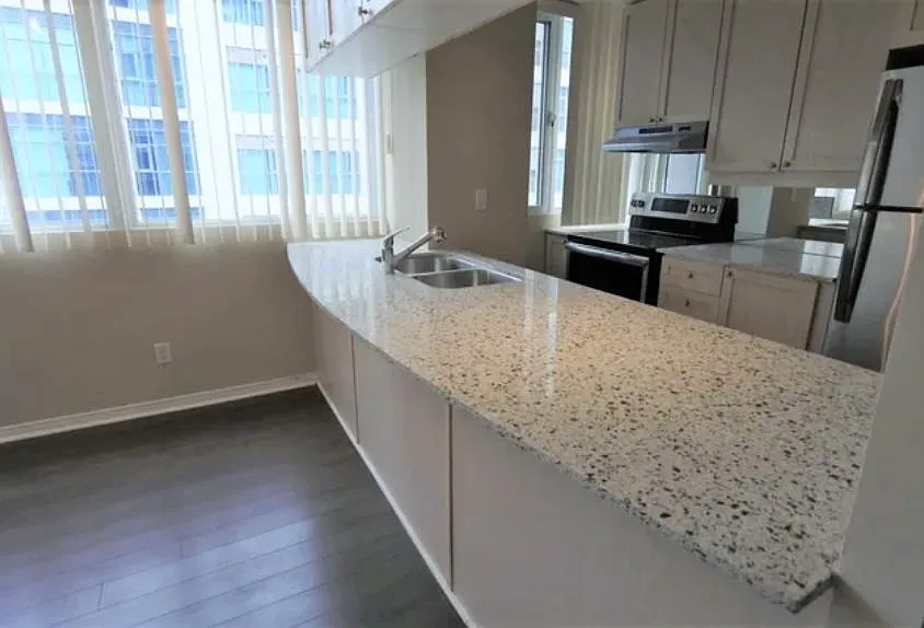 555 Yonge St — Photo 2