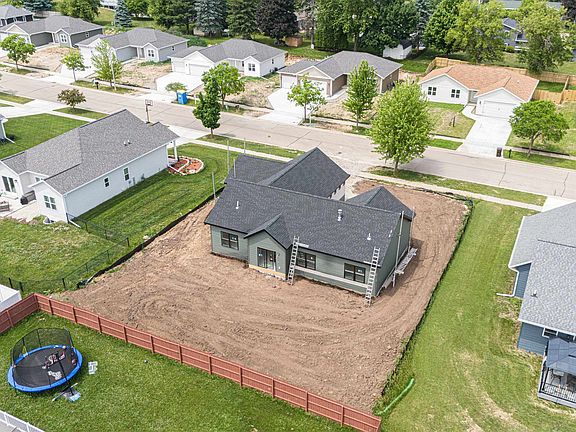 4th image of 425 Village Ln