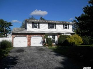 5 Curlin Ln, Saint James, NY 11780