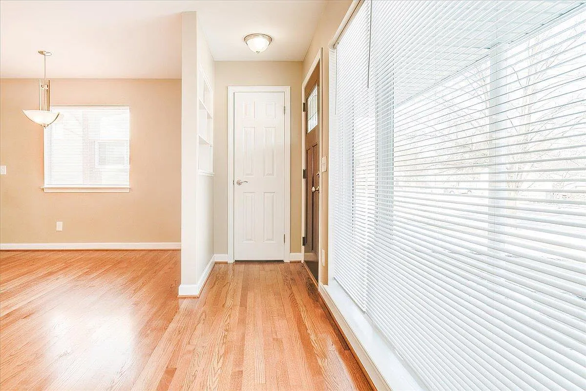 3 bed, 1.5 bath, 1036 sqft, $2,300 — Photo 2