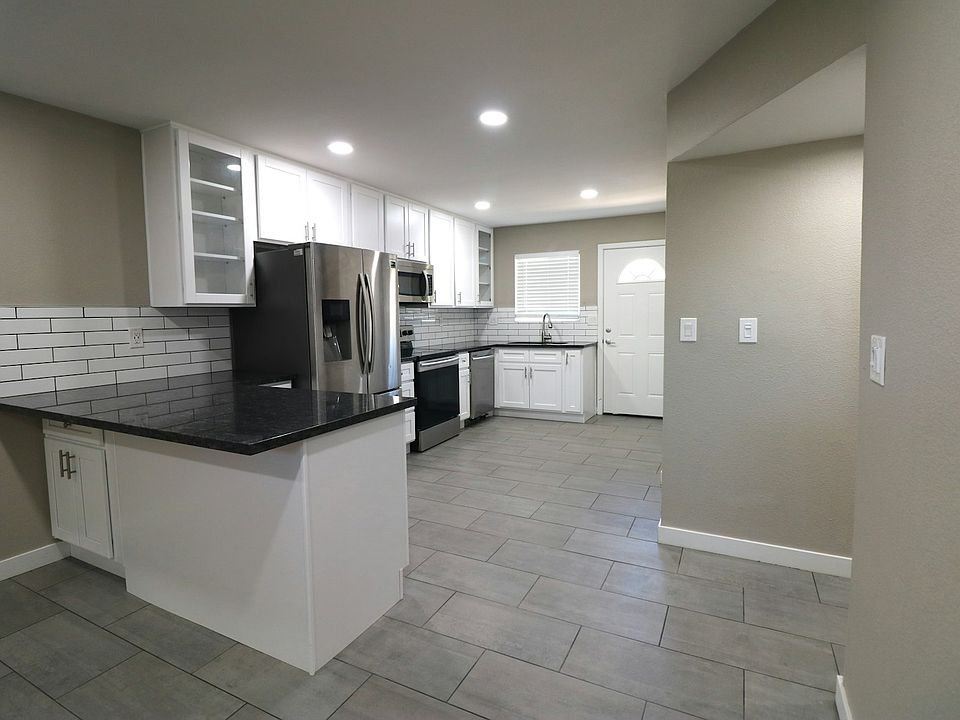 1st image of 1 N Naco Way APT 3