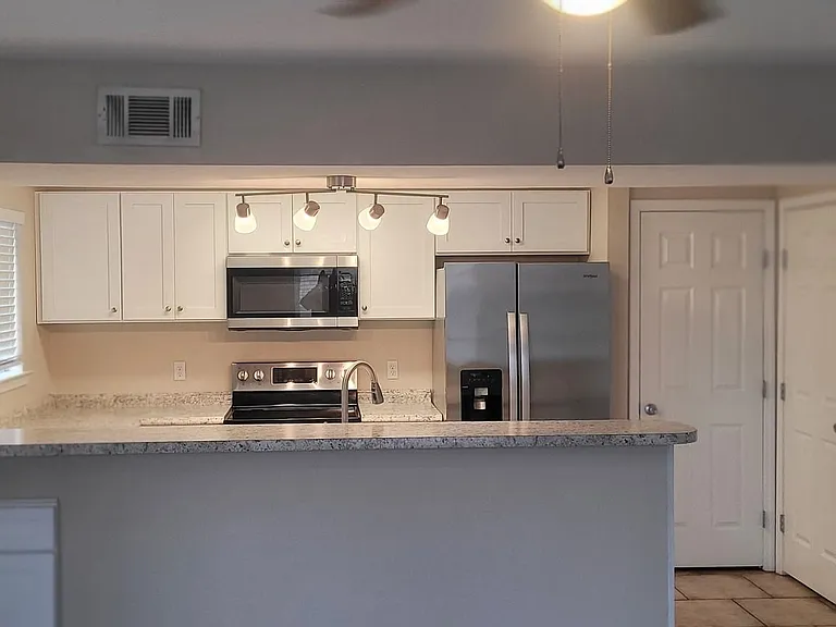 403 Indigo St — Photo 4