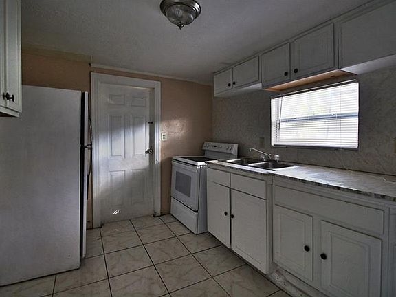 5th image of 136 East St