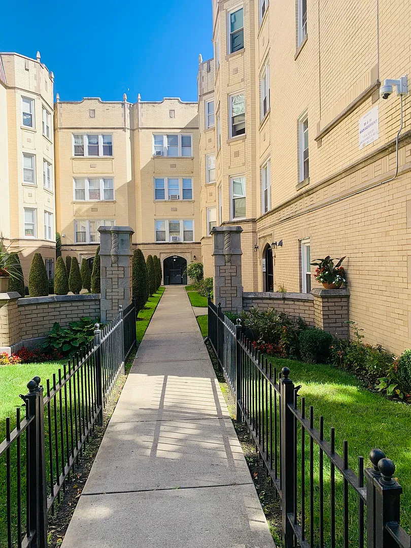 2 bed, 1000 sqft, $1,900 — Photo 2
