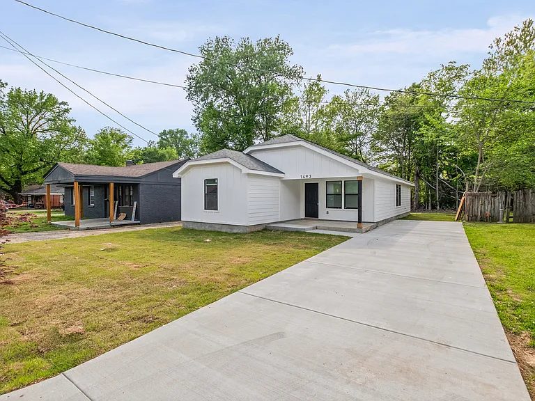 1493 S McLean Blvd — Photo 4