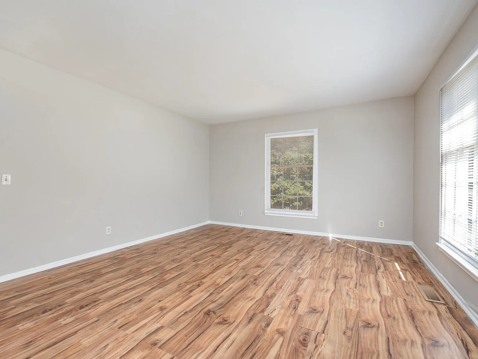 3 bed, 2.0 bath, 1379 sqft, $1,900 — Photo 4