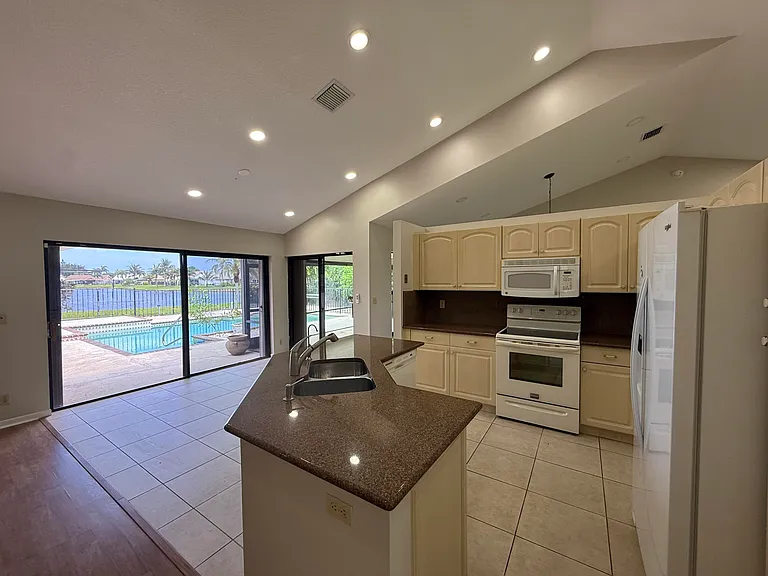 9215 Sun Pointe Dr — Photo 4