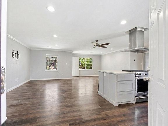 5th image of 704 E Grand St