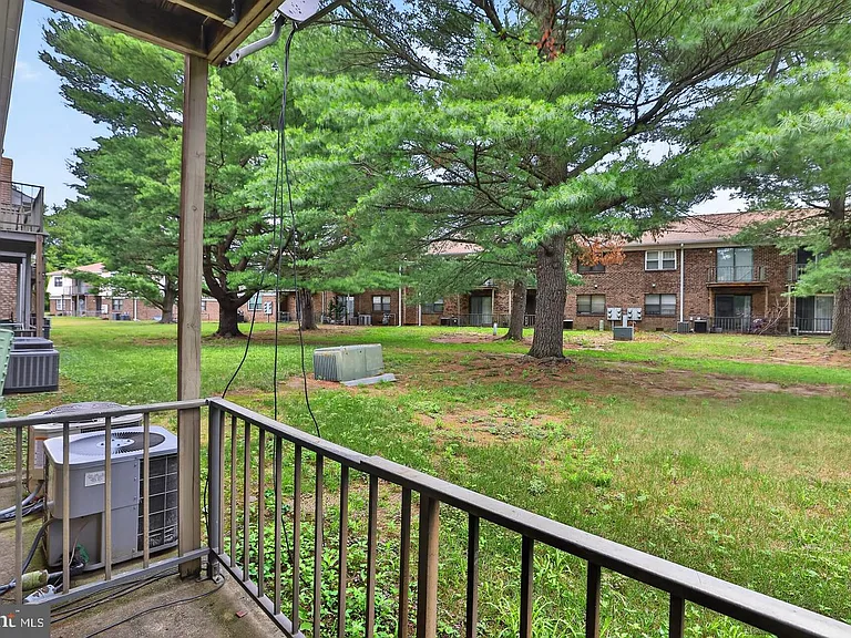 1807 Silver Ct — Photo 31