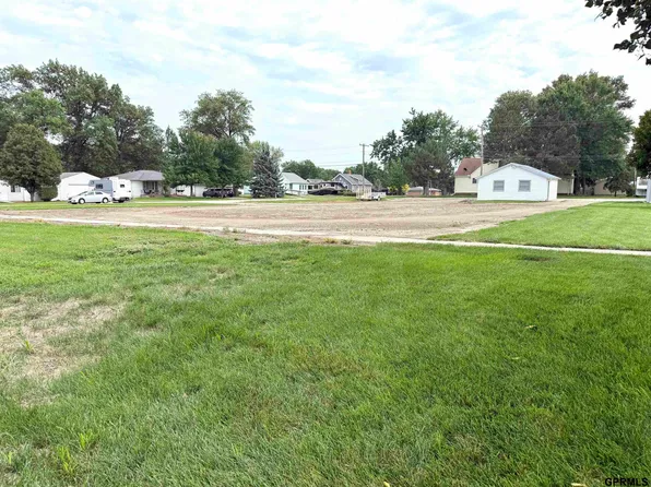 1033 E St, Geneva, NE 68361