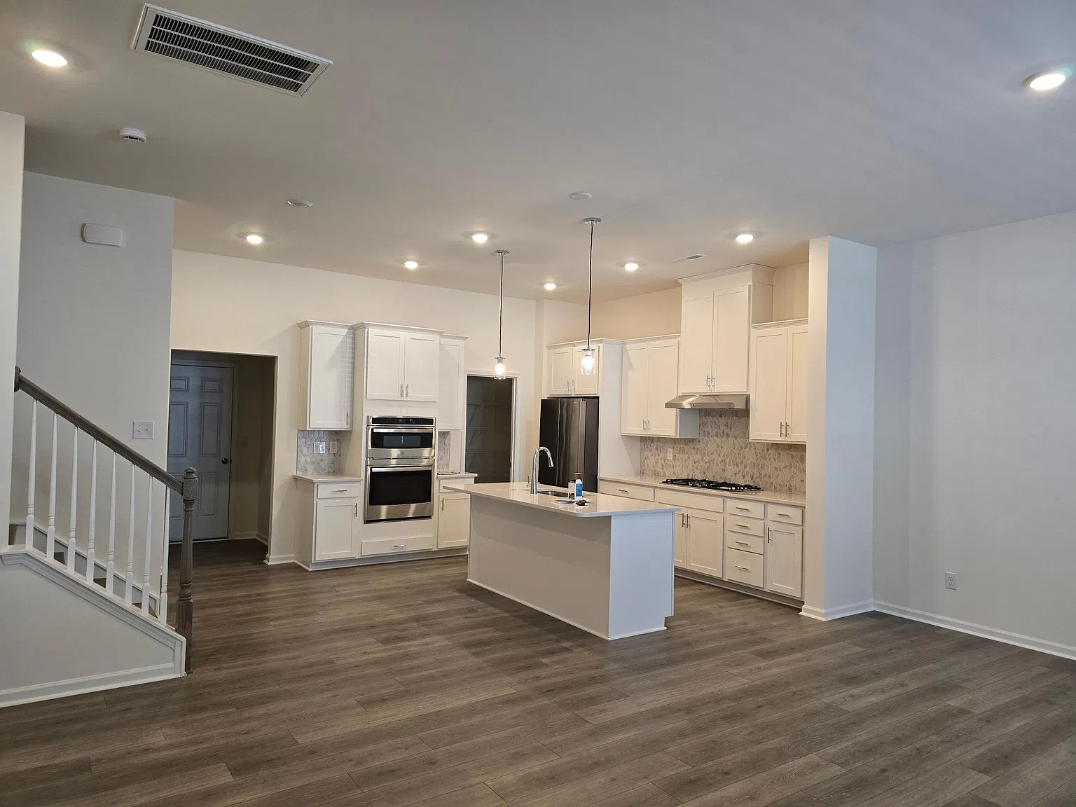 3 bed, 2001 sqft, $2,300 — Photo 3