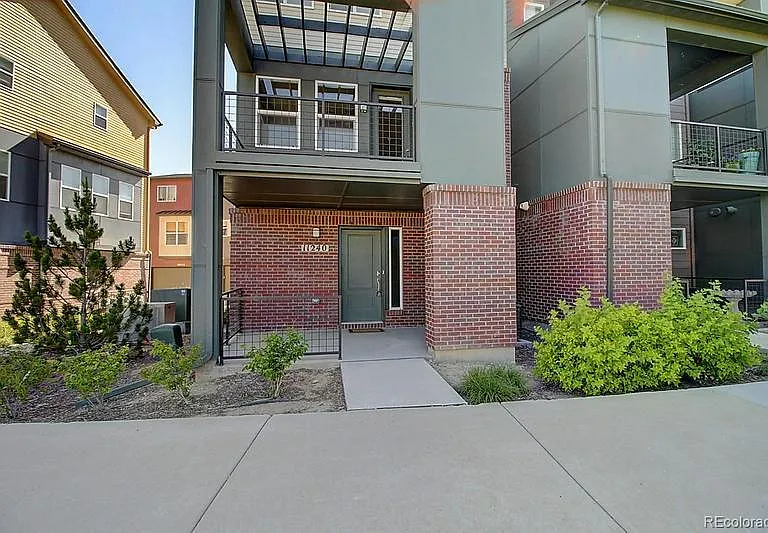 Corner unit (More sun and less neighbor)