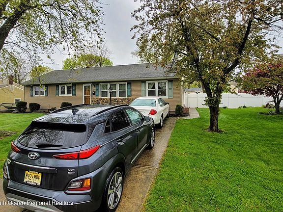 2nd image of 210 Wedgewood Dr