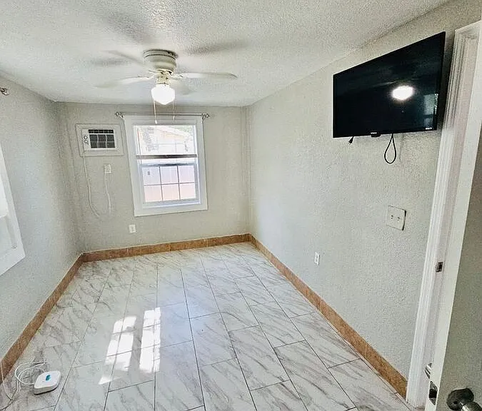 3308 N Avon Ave — Photo 22