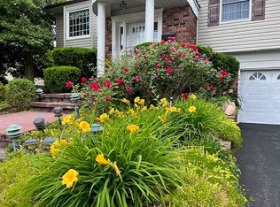 15 Meleny Rd, Locust Valley, NY 11560