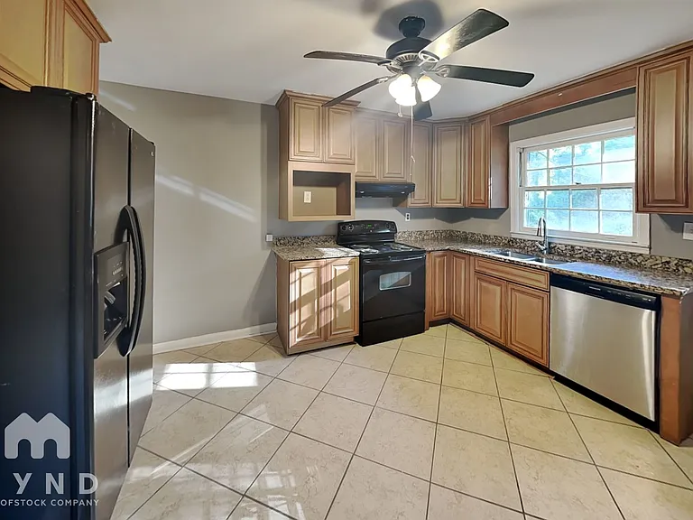 990 Lynhurst Dr SW — Photo 2
