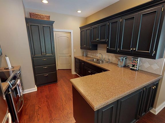 5th image of 2903 Thunderbird Dr