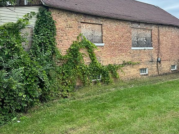 2nd image of 752 State Line Rd