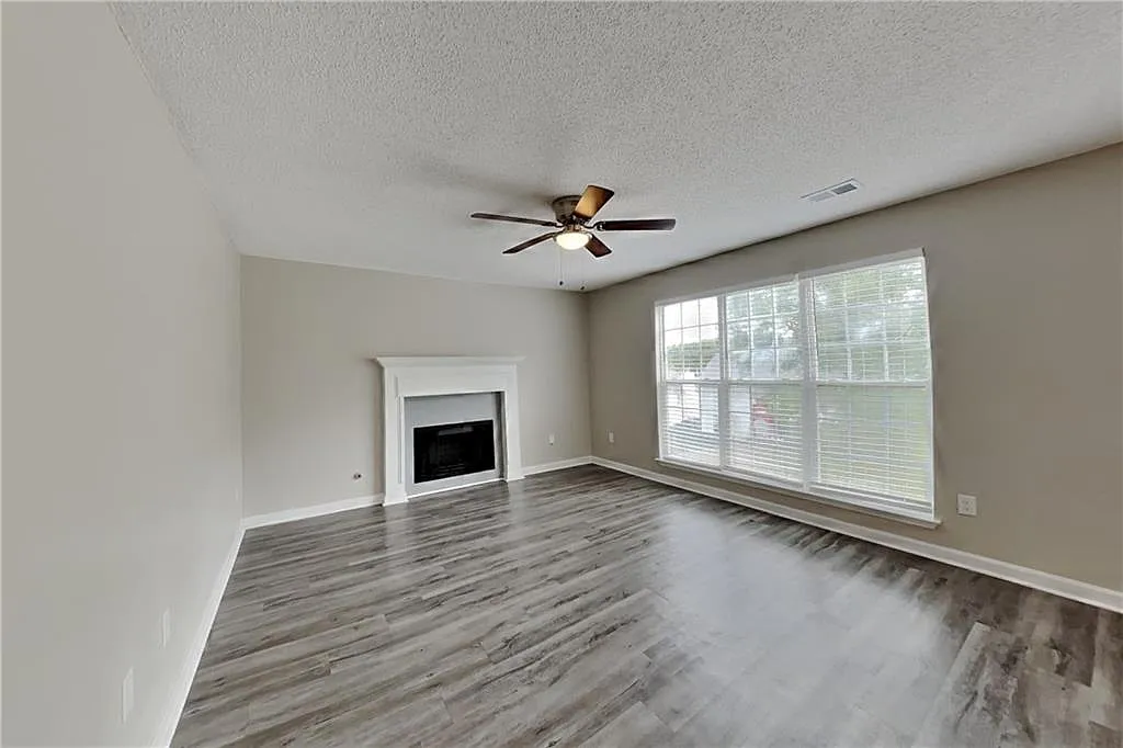 3 bed, 2.5 bath, 1493 sqft, $1,875 — Photo 3