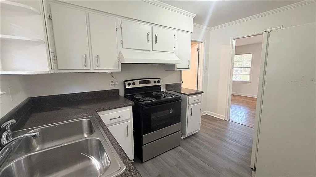 3 bed, 1.0 bath, 1040 sqft, $1,300 — Photo 2