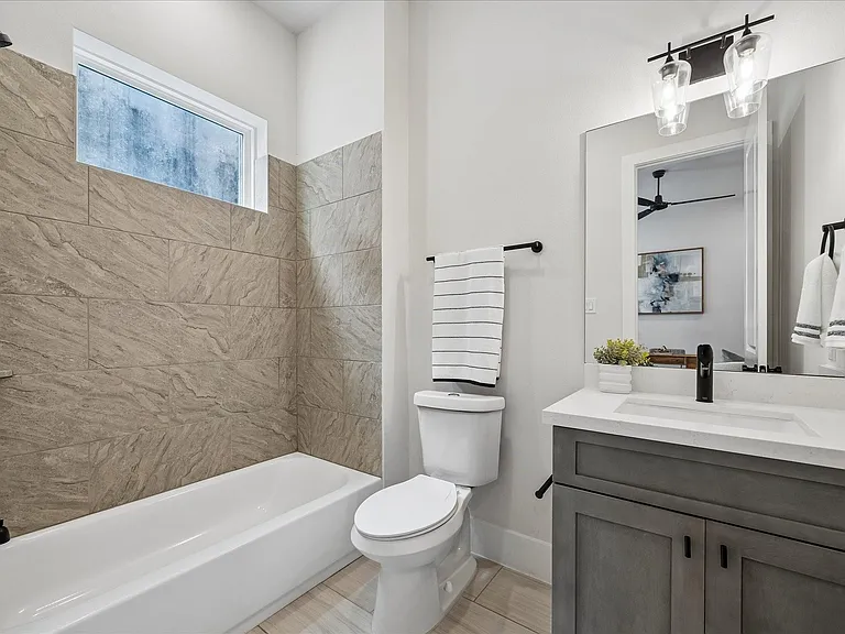 1232 W 21st St — Photo 23