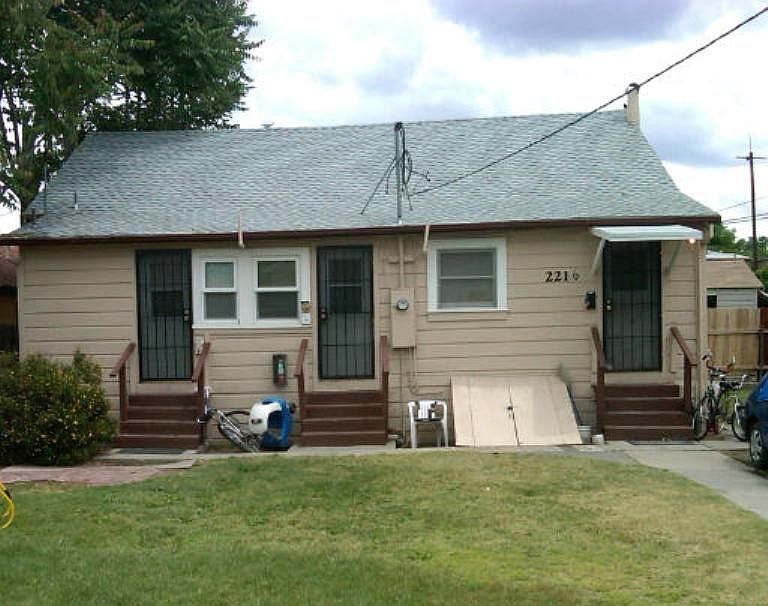 1st image of 221 6th St APT B