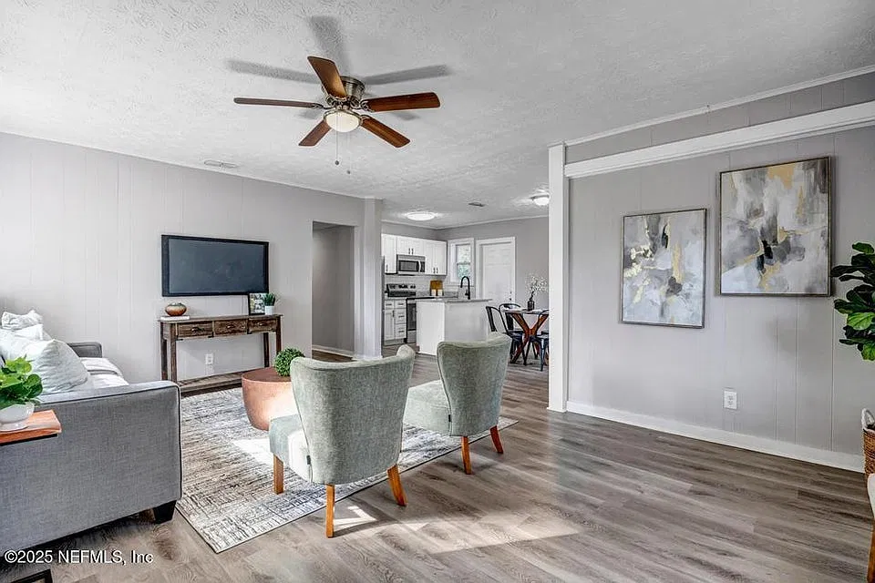 3 bed, 1077 sqft, $1,300 — Photo 2
