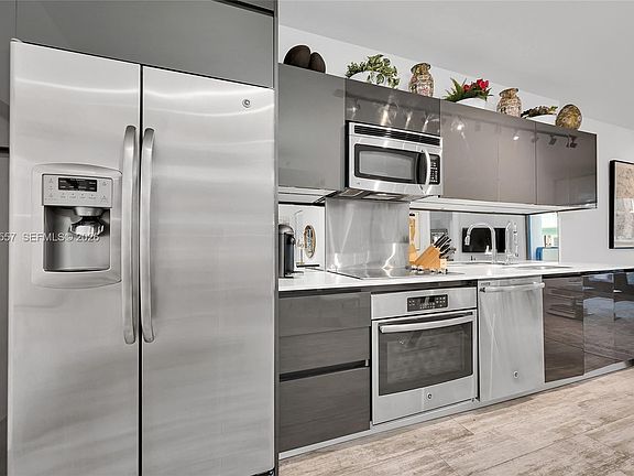 4th image of 31 SE 6th St APT 304
