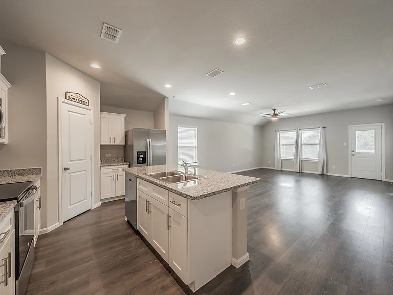 1385 Dillard Creek Dr — Photo 6