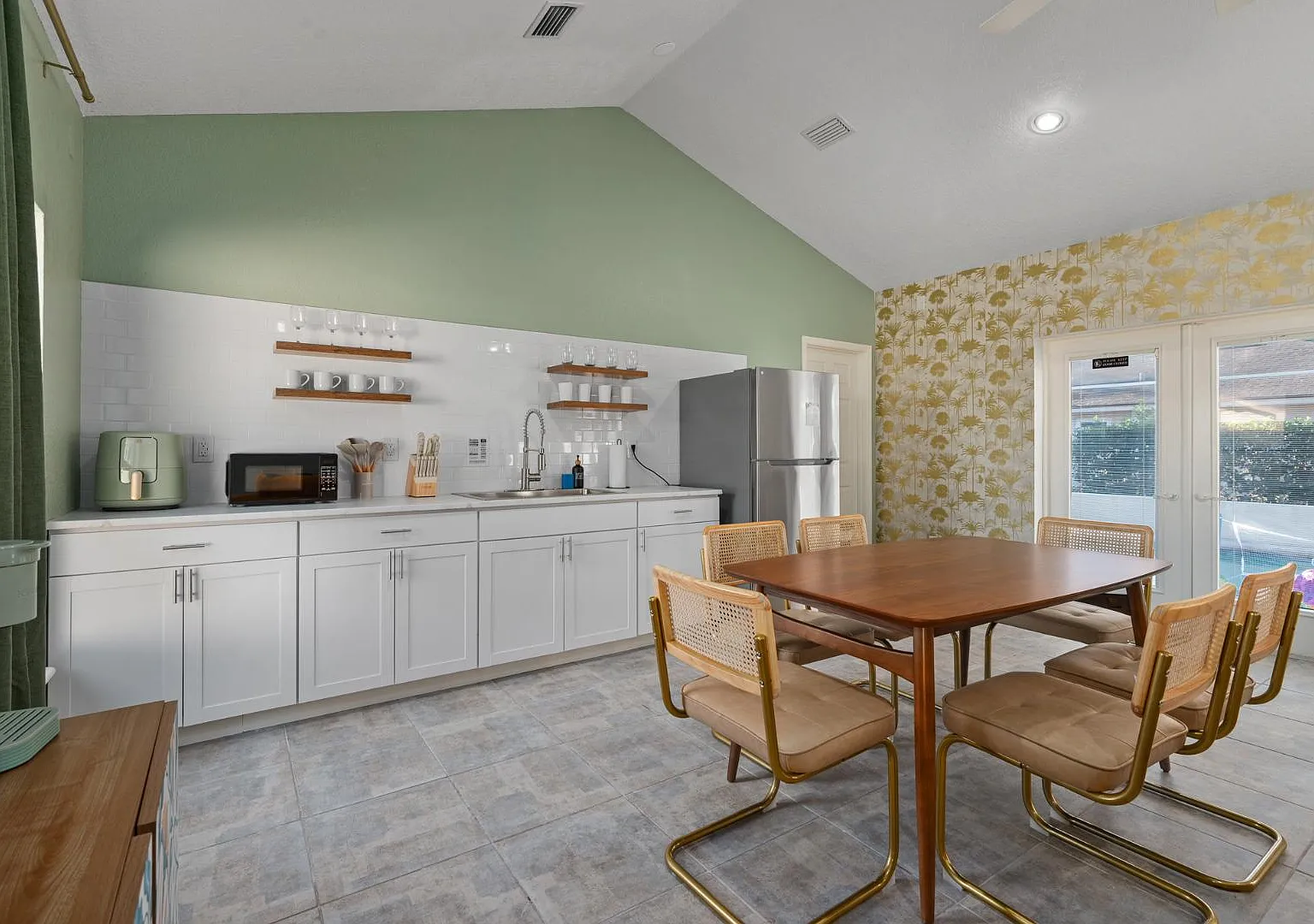 808 Arietta Dr — Photo 4