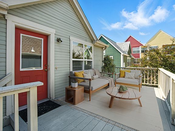 Beautiful "treehouse" deck