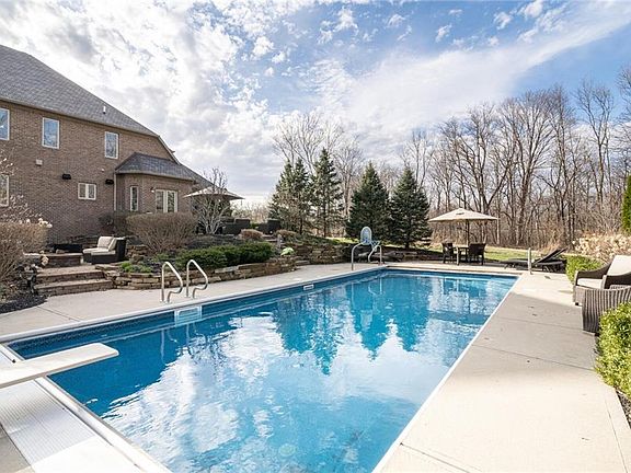 3rd image of 415 Foxboro Dr