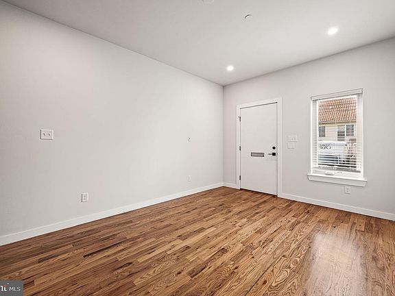 4th image of 2361 N Hope St