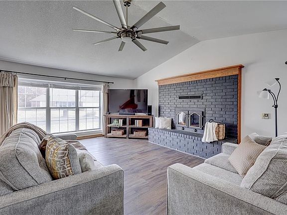 4th image of 2902 N Michigan Ave