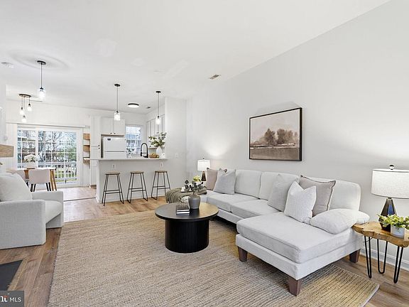 5th image of 22987 Fontwell Sq