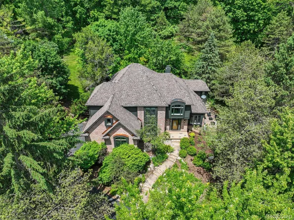 8897 Morning Mist Dr, Clarkston, MI 48348