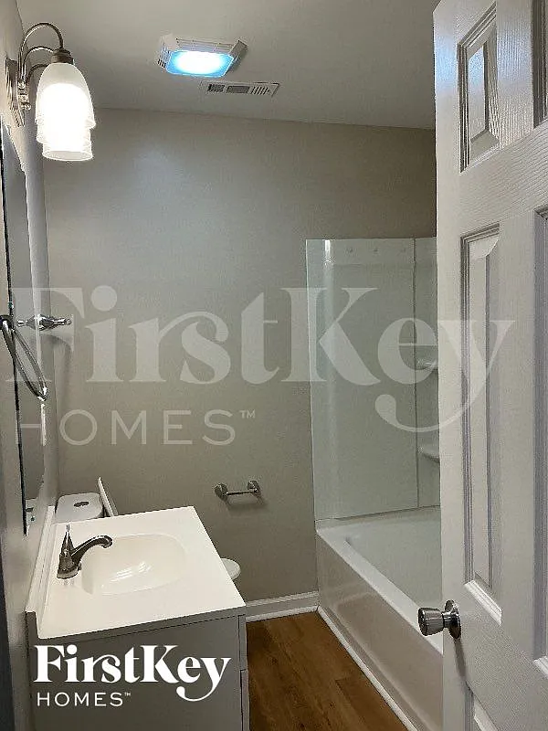 4 bed, 2.0 bath, 1311 sqft, $1,810 — Photo 2