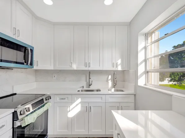 121 Bedford E, West Palm Beach, FL 33417