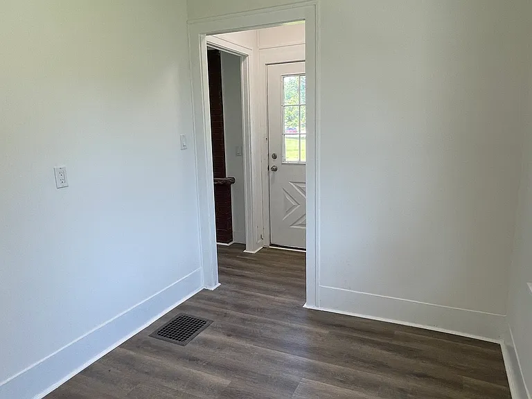 240 Robinson St — Photo 12
