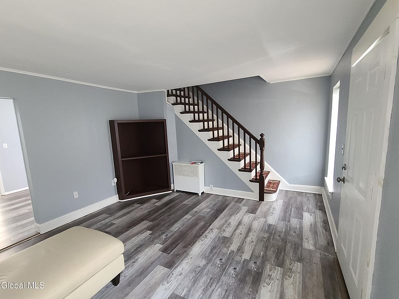 4th image of 107 Fullerton Avenue