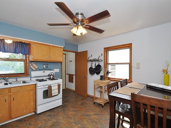 Eat In Kitchen w/pantry