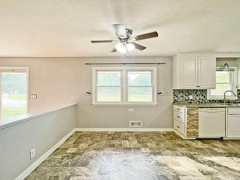1064 Hackmann Cir NE — Photo 4